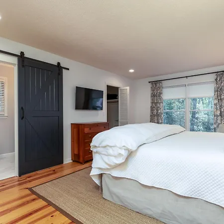 Newly Renovated, *Two Cubs Cottage* Highlands Exterior photo