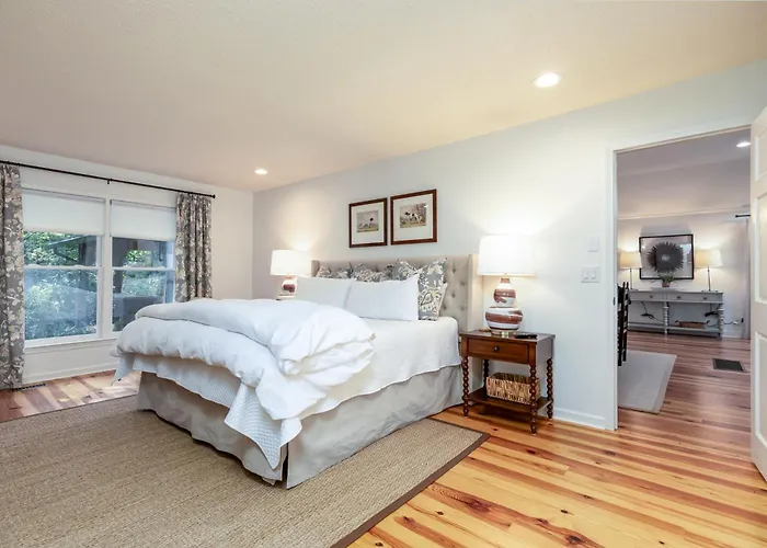 Newly Renovated, *Two Cubs Cottage*