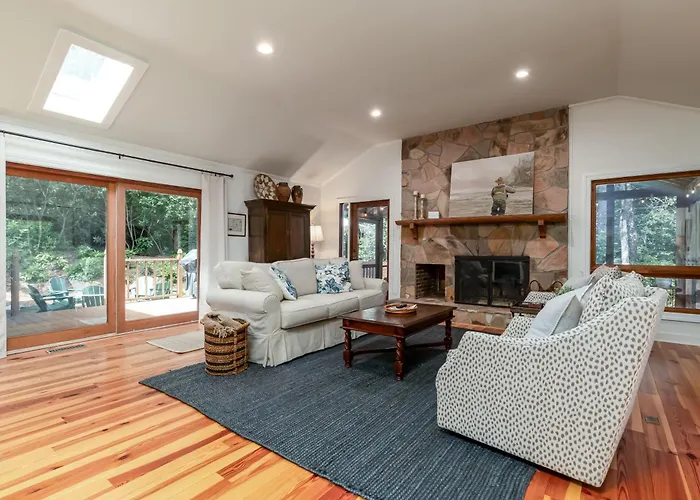 Newly Renovated, *Two Cubs Cottage*