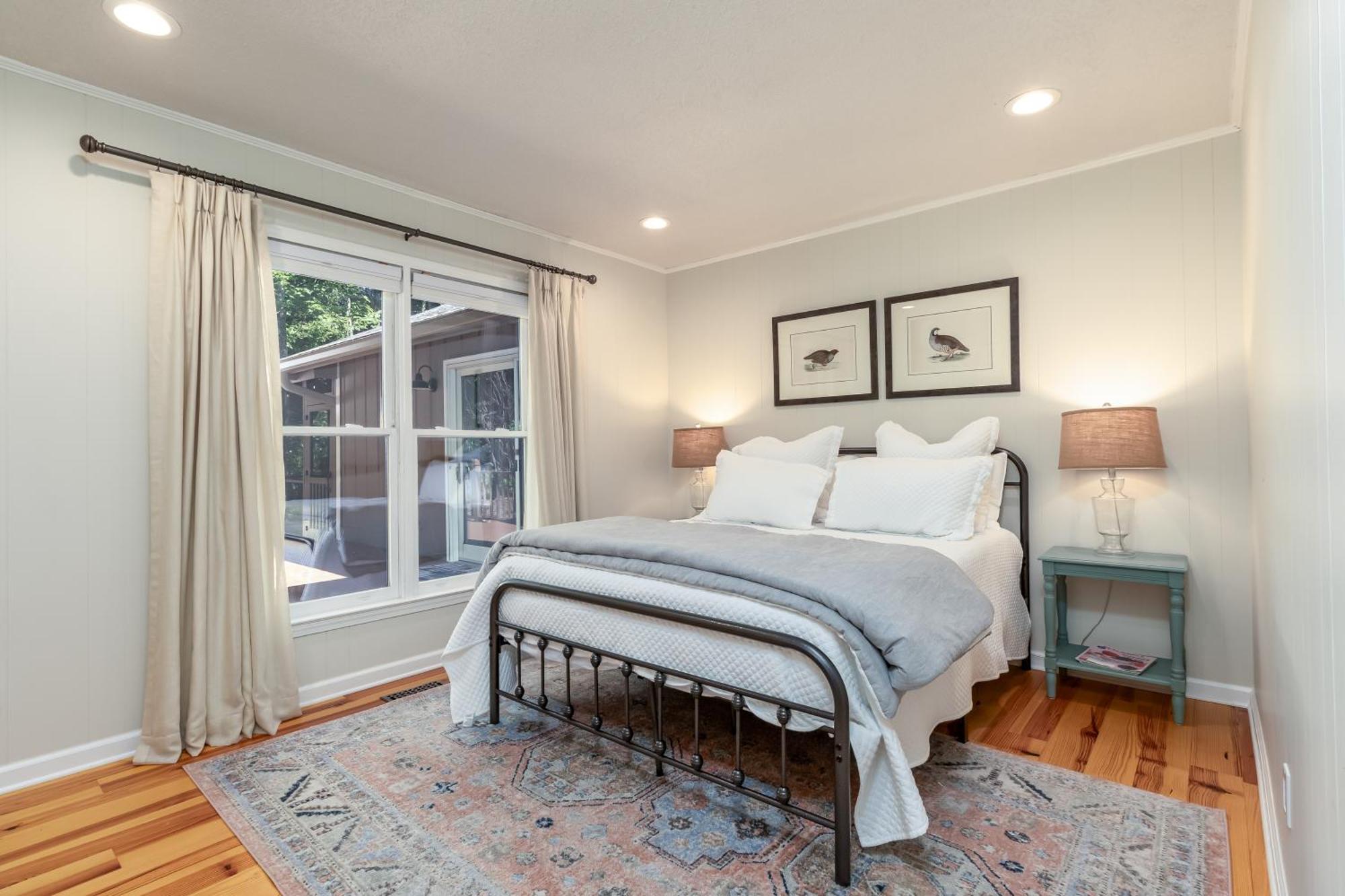 Newly Renovated, *two Cubs Cottage* *
