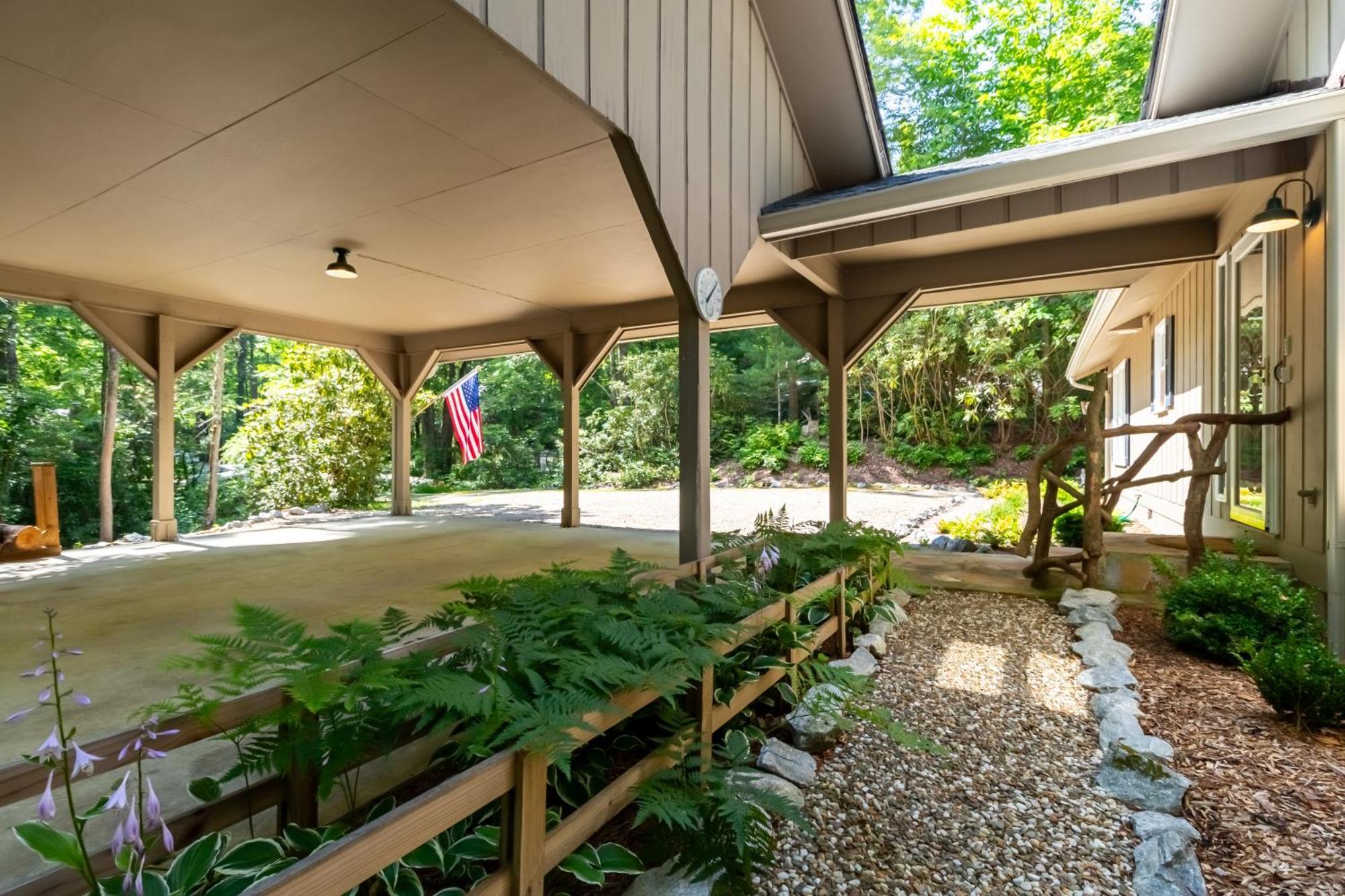 Newly Renovated, *two Cubs Cottage*