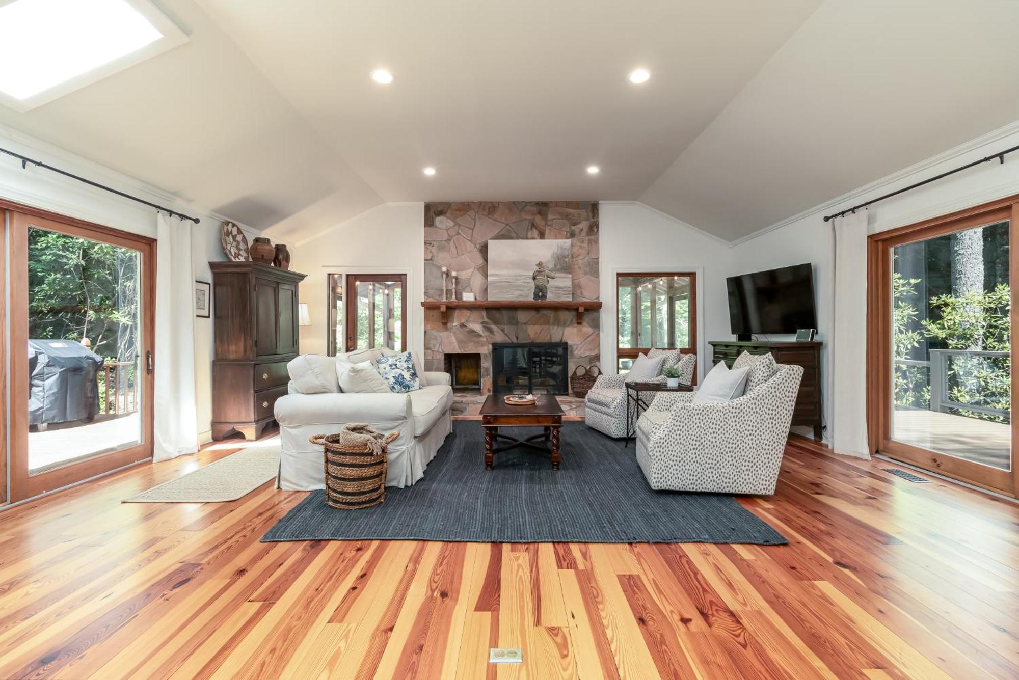 Newly Renovated, *two Cubs Cottage* * Highlands